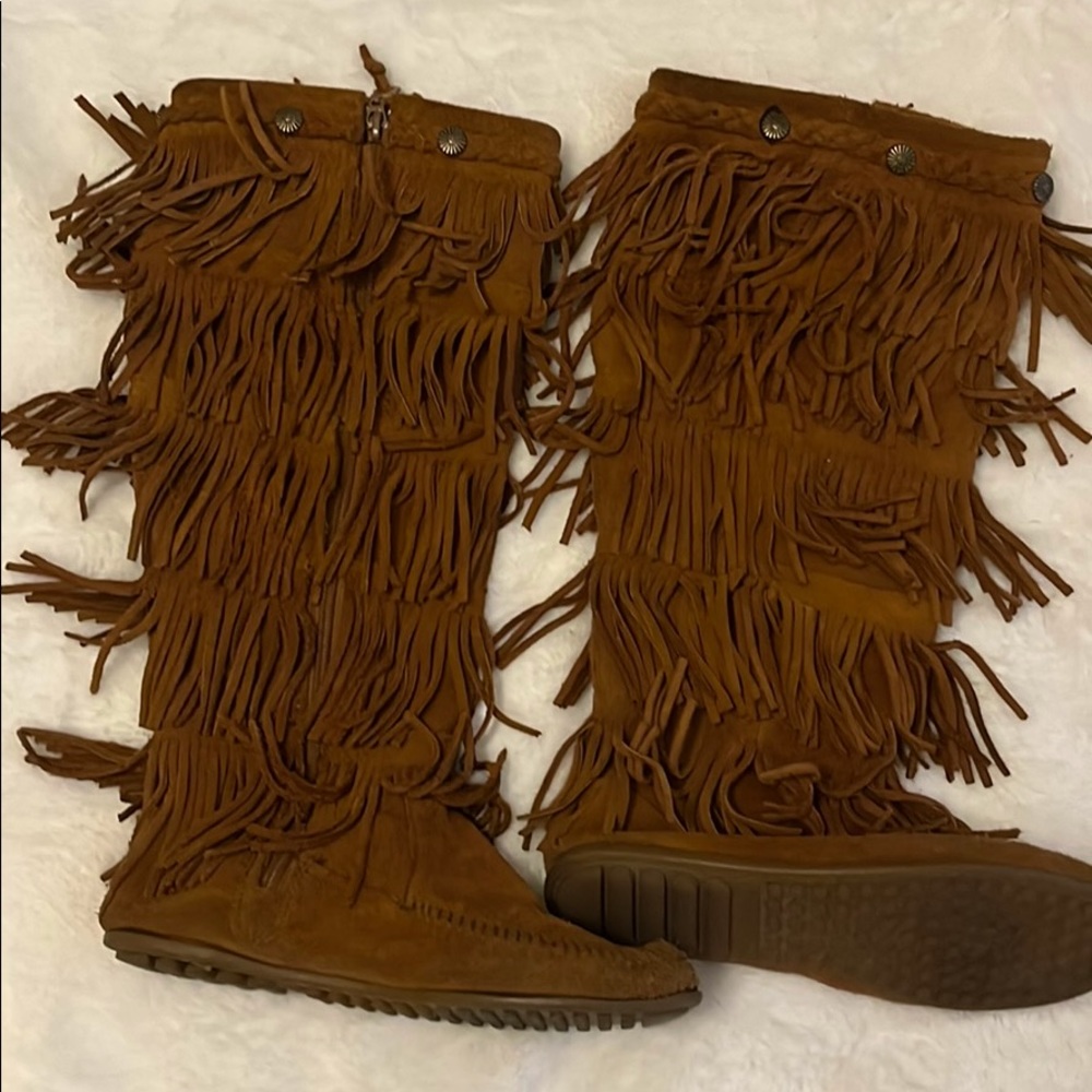 Minnetonka 5-layer fringe boot